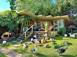 The Base Vegan Retreat Animal Sanctuary，位于布里斯托的酒店