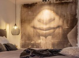 Grand Spa-Francorchamps Villa - Chalourous "home sweat home" for Families, Friends & Pilots - Splendid 4-Bedroom with Home Cinema theater & pool，位于斯帕的酒店