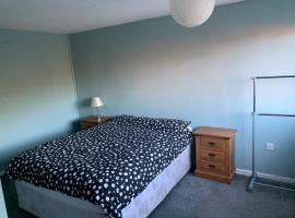 Eastbourne Large Double Room with WiFi & Kitchen，位于波尔盖特的酒店