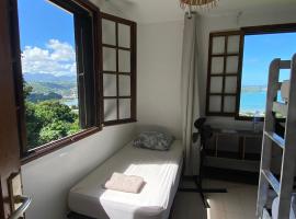 Top Hill Hostel- Martinique- auberge dortoir，位于拉特里尼泰的酒店