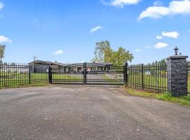 22 Acres Home with hot tub minutes from Ilana Casino，位于Ridgefield的酒店