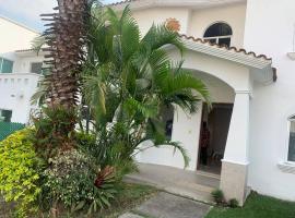 Residencia con alberca privada y jacuzzi en Lomas de Cocoyoc，位于Texcalpan的酒店