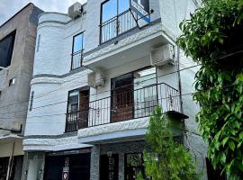 Hotel SG，位于多拉代尔的酒店