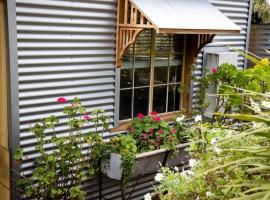 Smithy Cottage - Rustic 2 storey stone and iron cottage - near wineries - Hahndorf - nature，位于Bridgewater的酒店