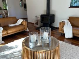 White Pebble - stylishly curated 4 bedroom home，位于Quindalup的酒店