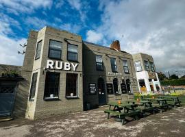 OYO Ruby Pub & Hotel，位于布莱顿霍夫的酒店