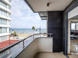 Dios Ponte Finikoudes Beachfront Duplex Penthouse，位于拉纳卡的酒店