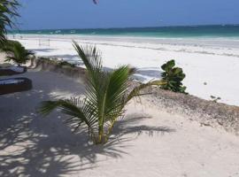 Bungalow one bedroom by the Diani Beach Galu，位于Galu的酒店