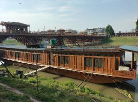 Houseboat Alwar，位于斯利那加谢赫·UL·阿拉姆国际机场 - SXR附近的酒店