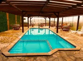 Chalé com Piscina Aquecida - Vista Panorâmica da Praia, a 200m do Mar, Sala de Jogos, Academia e Churrasqueira