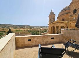 Scenic Views - A Stylish Getaway in Mgarr，位于Mġarr的别墅