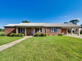 8 Mi to Lafayette Dog-Friendly Home with Large Yard，位于Broussard的酒店