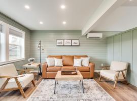 Idyllic Enumclaw Studio with Mount Rainier Views，位于伊纳姆克洛的酒店