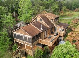 Mountain Retreat w HotTub, Spacious Deck & FirePit，位于Great Cacapon的酒店