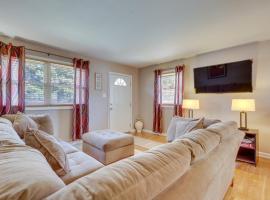 4 Mi to Dtwn Home with Fenced Yard in Portsmouth!，位于朴次茅斯的酒店
