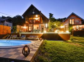 Twin Oasis Retreat with Pool & Spa - Happy Rentals，位于Biškupec Zelinski的酒店