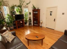 2 bedroom Boston condo in Jamaica Plain with parking，位于波士顿的酒店
