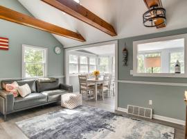 Swim and Fish On-Site! Waterfront Cape Cod Cottage，位于马什皮的酒店