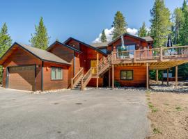 5 Mi to Ski Resort Breck Home with Hot Tub!，位于布雷肯里奇的海滩酒店