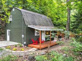 Modern Mountain Cottage w Hot Tub, Fire Pit, WiFi，位于Inwood的酒店