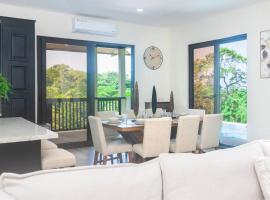 luxury 5 Bdrms-5 Bthms villa with private pool in west end，位于罗阿坦的带按摩浴缸的酒店