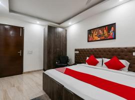 Hotel O Premium Rooms Chhatarpur，位于新德里Chattarpur的酒店