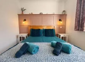 Potters Lodge - private parking & self check in