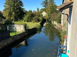 Right on the river- 4 bedroom house centre of town，位于Aigre的酒店
