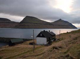 House by the ocean and majestic mountains，位于Syðradalur的酒店