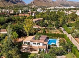Villa La Telaranya - Luxury villa with heated pool close to Port Pollença，位于波连萨港的酒店