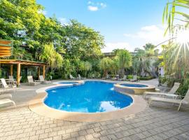 2 BD Condo Steps to Beach，位于波特雷罗的酒店