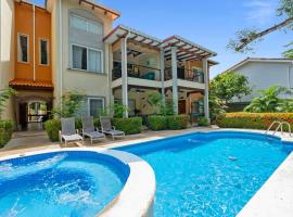 Beach walkable loft condo with pool，位于波特雷罗的酒店
