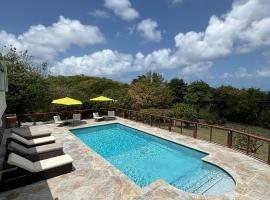 Private villa with large pool & 5min walk to beach，位于Cap Estate的酒店