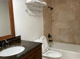 Central LA GATED Community 4 beds home，位于科默斯的酒店