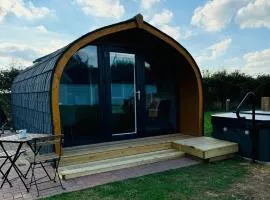 Windmill Glamping Pod with hot tub - The Snug