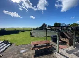 Charming 2-Bedroom Guest House with Tennis Court and Beach Nearby