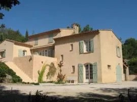 Studio indépendant en RDC de villa, parking