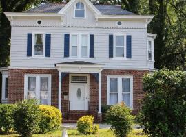 Newly Renovated Historic 6-Bedroom Manor, Where Timeless Elegance Meets Modern Luxury，位于Onancock的酒店