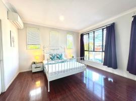Peaceful Share Suite in Coopers Plains，位于布里斯班的酒店