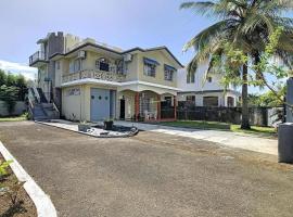 Spacious Apartment in Calodyne with Enclosed Garden，位于Calodyne的酒店