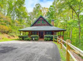 Dahlonega Cabin with Hot Tub, 4 Mi to Downtown!，位于达洛尼加的酒店