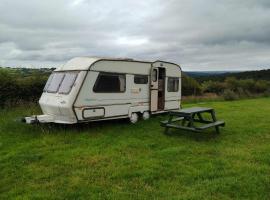 Caravan in The Peak District，位于Holmesfield的露营地