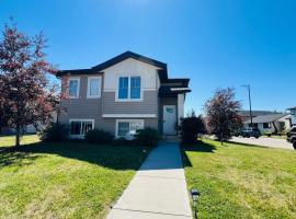 Sylvan Lake Retreat I 122A Hinshaw Drive, Sylvan Lake，位于西尔万湖的酒店