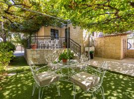 JP Pool House，位于Trimiklini的带泳池的酒店