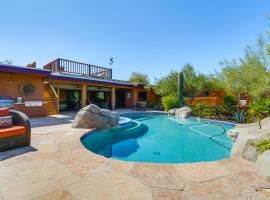 Full Circle Ranch with Pool and Views in Cave Creek，位于洞溪的酒店