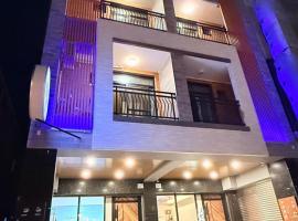 東港民宿 - 如你所院 Tourist Vacation B&B，位于东港的带停车场的酒店