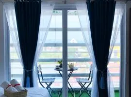 Modern 1BR with Balcony & Pool, Next to SM Mall