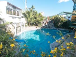 RedDoorz @ Yahweh Spring Retreat & Resort Laguna，位于卡兰巴的带泳池的酒店