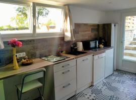 Studio cosy au pied de la montagne，位于Hostun的酒店