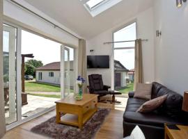 Lovely 2 Bedroom Holiday Chalet near Sidmouth，位于锡德茅斯的酒店